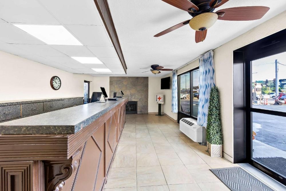 Days Inn & Suites by Wyndham Pigeon Forge